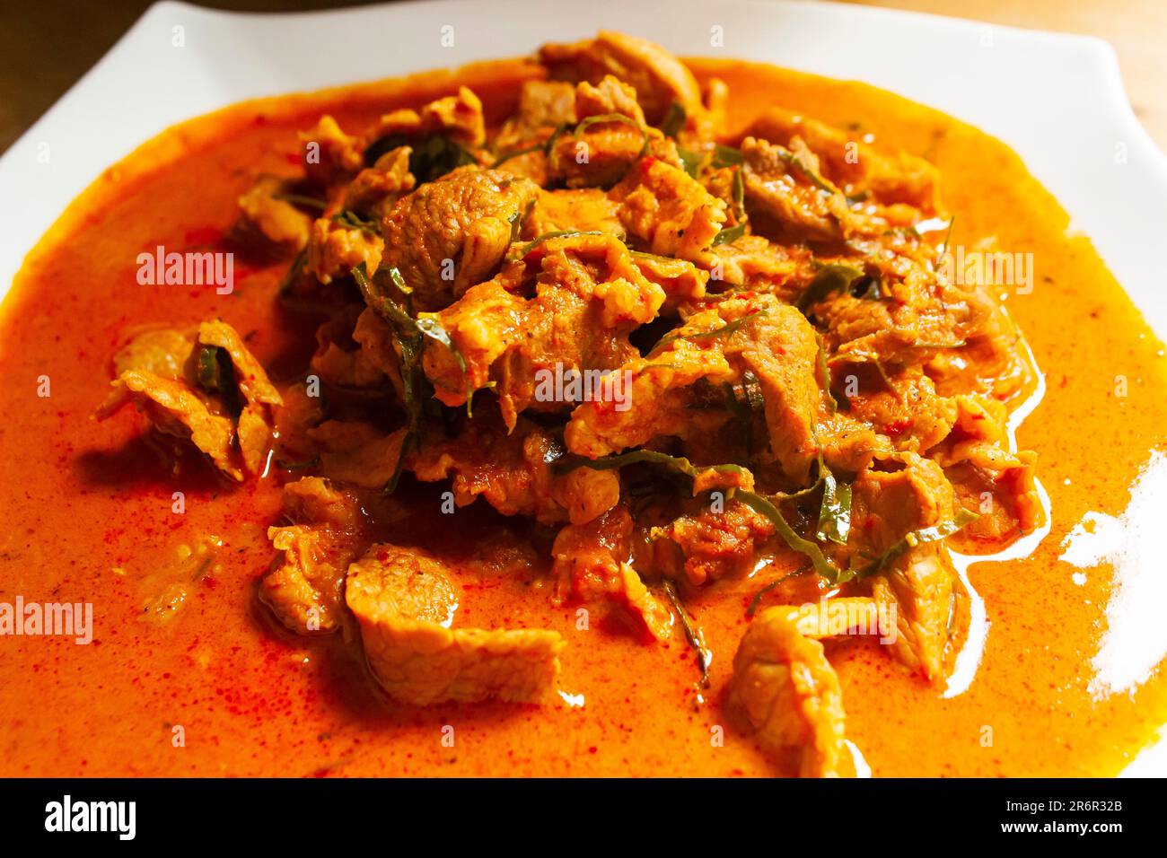 Maiale Paneag maiale nel piatto di ceramica bianca, fotografia di cibo thailandese. Foto Stock