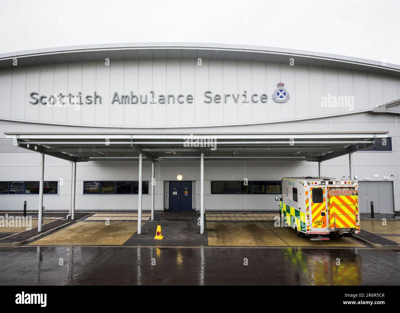 Foto del file datata 11/03/16 di una base di servizi di ambulanza scozzesi, come il lavoro scozzese ha detto che una 'crisi' nel servizio sanitario sta mettendo in pericolo vite umane. Foto Stock