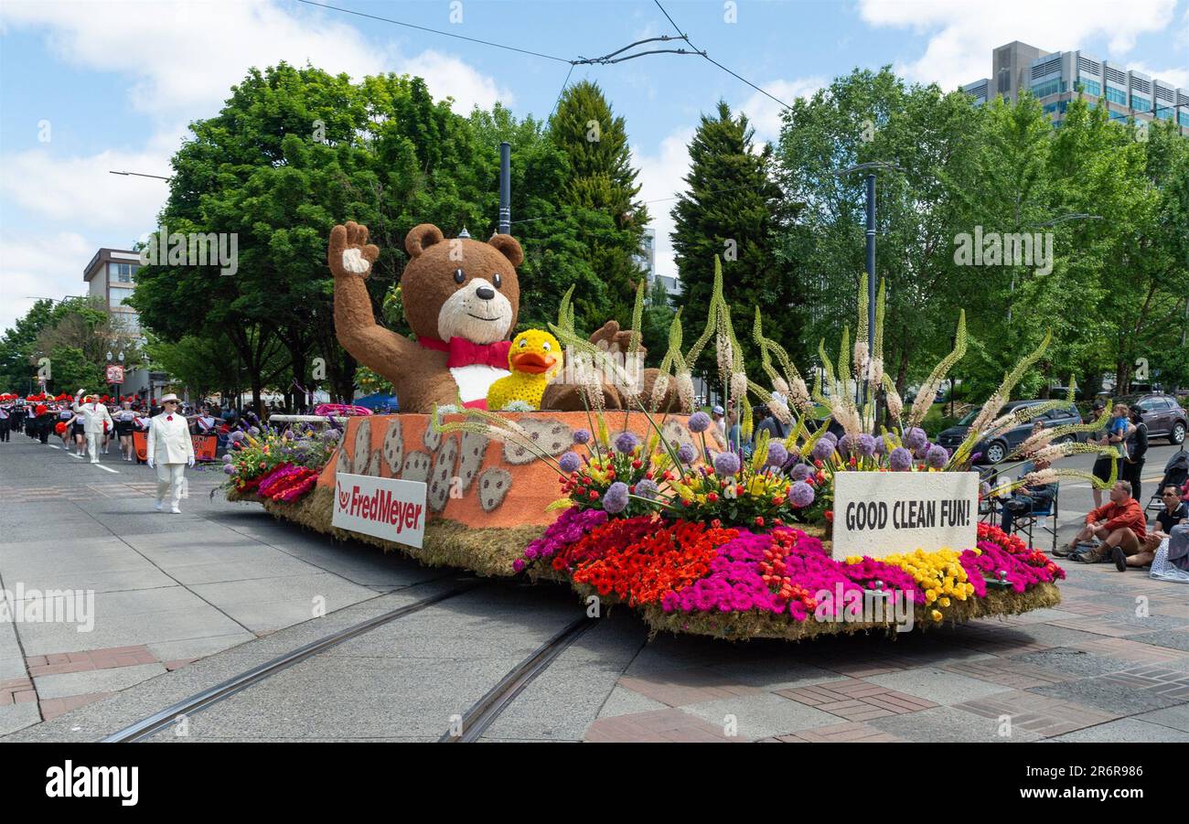 Portland. 10th giugno, 2023. Questa foto scattata il 10 giugno 2023 mostra un galleggiante alla Grand Floral Parade durante il Portland Rose Festival a Portland, negli Stati Uniti. Credit: E Guangcai/Xinhua/Alamy Live News Foto Stock