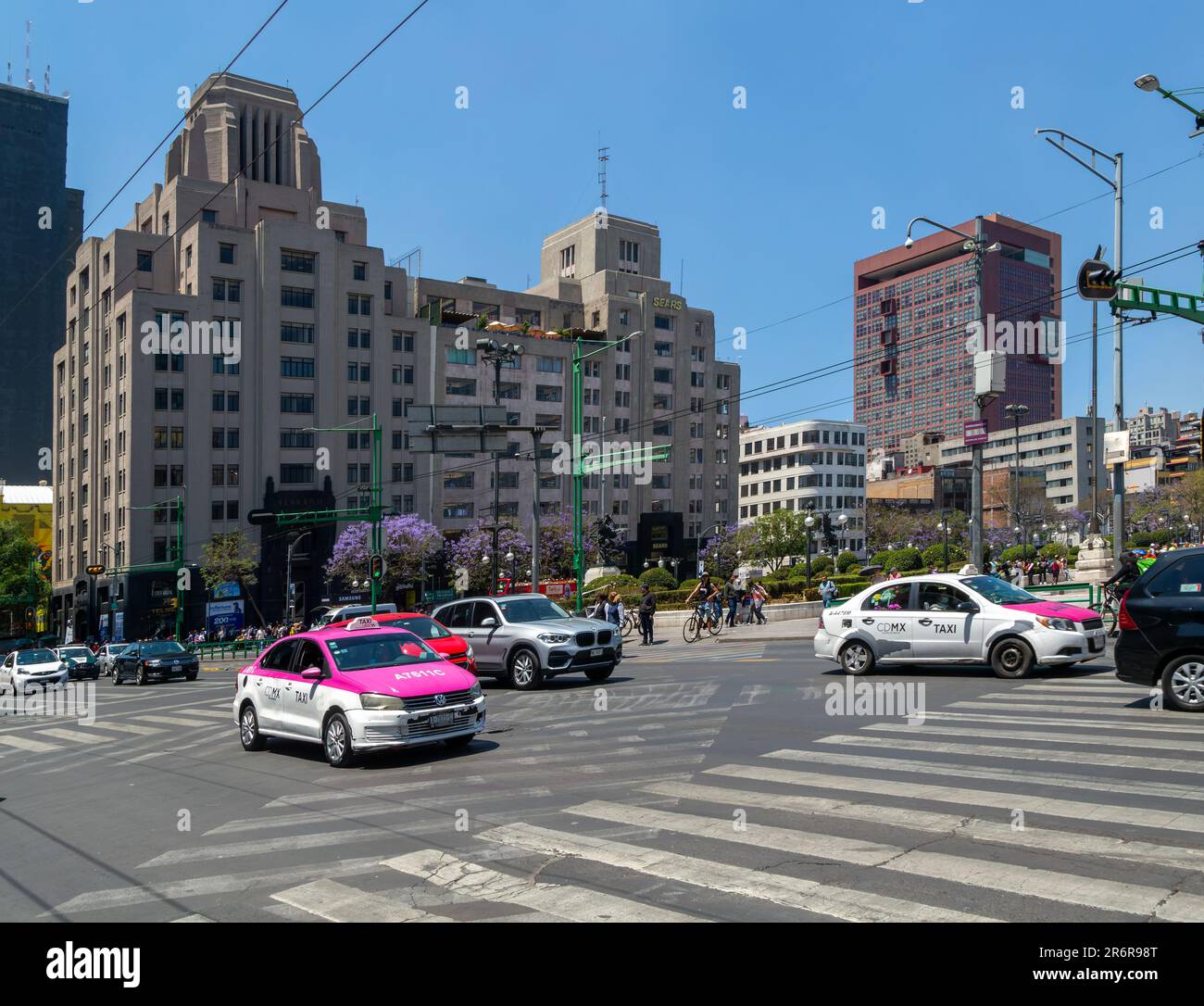 Traffico ed edifici GRANDI magazzini SEARS, via Eje Central o Avenida Lázaro Cárdenas, Centro Histórico City, Messico Foto Stock