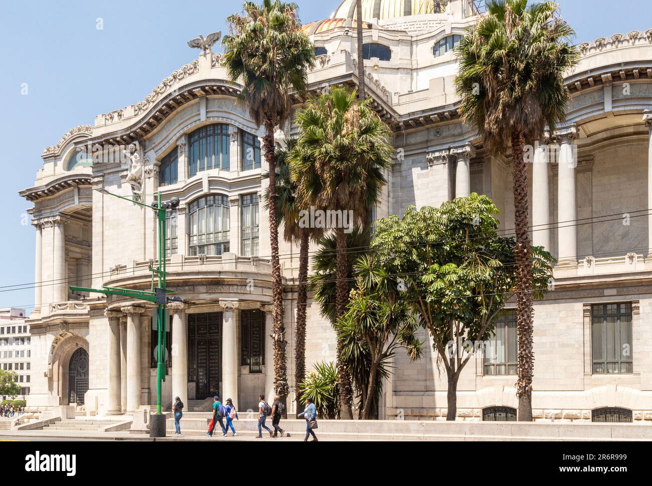 Avenida Lázaro Cárdenas, Palacio de Bellas Artes, Palazzo delle Belle Arti Città del Messico, Messico Foto Stock