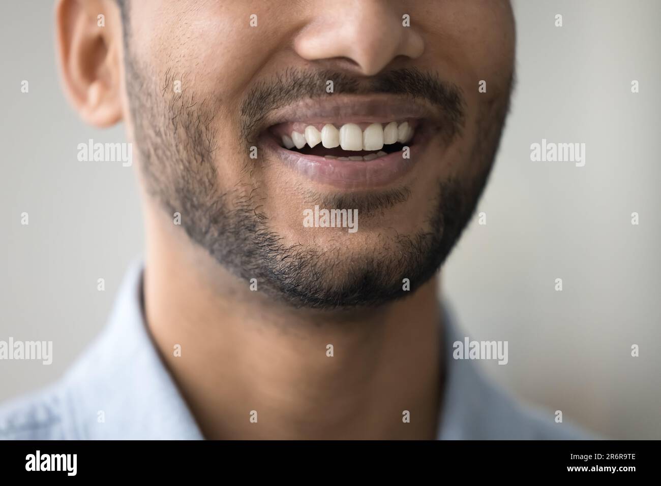 Sorriso toothy dell'uomo scuro e felice di pelle che mostra i denti bianchi Foto Stock