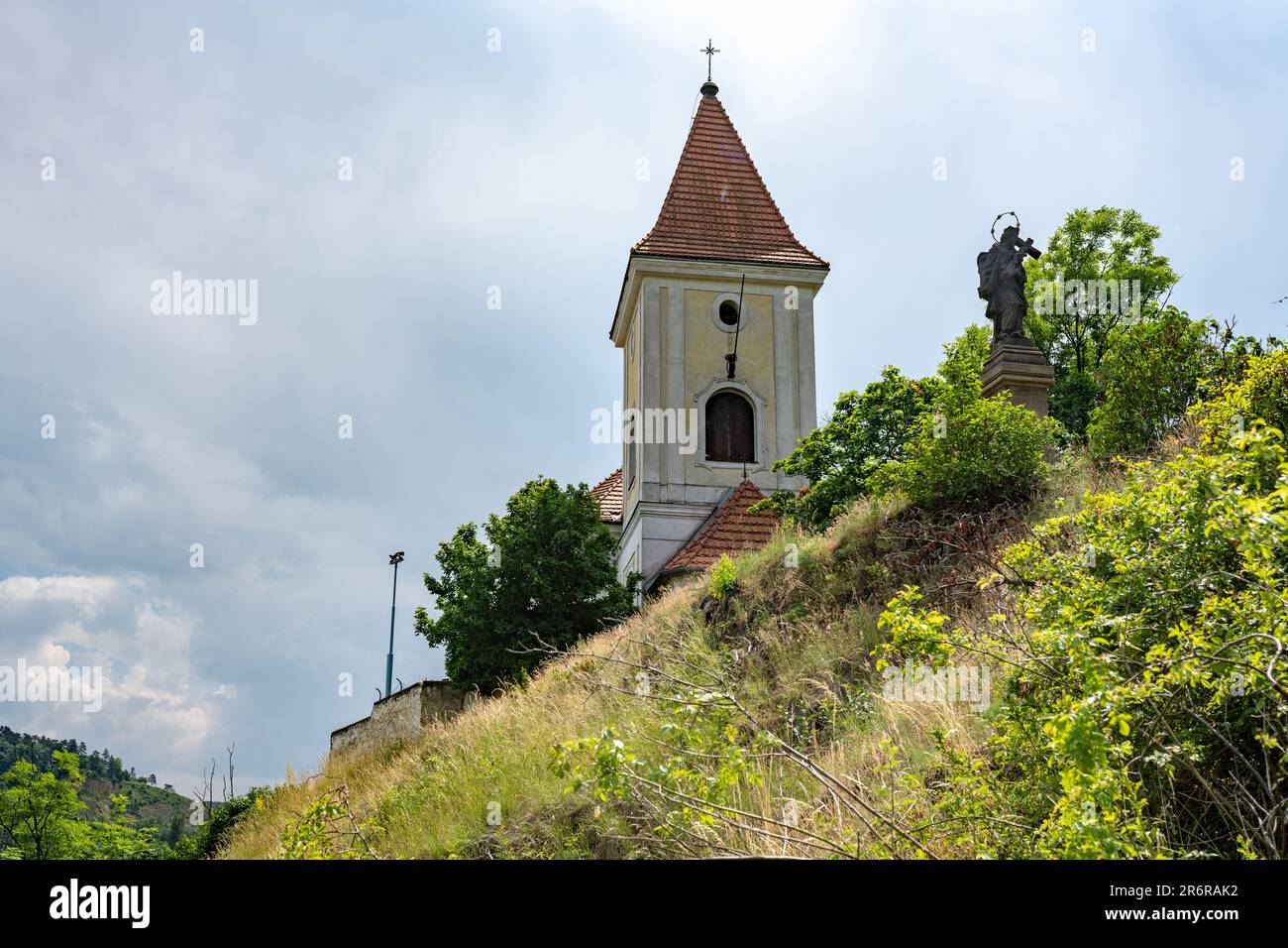 Chiesa di San Phillip e Jacob a Praga-Zlíchov, come visto dal basso. In piedi su un affioramento di calcare erboso. Foto Stock