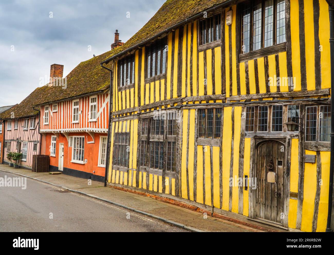 I pittoreschi edifici incorniciati in legno che fiancheggiano Water Street Lavenham Suffolk Inghilterra Regno Unito. Aprile 2023 Foto Stock