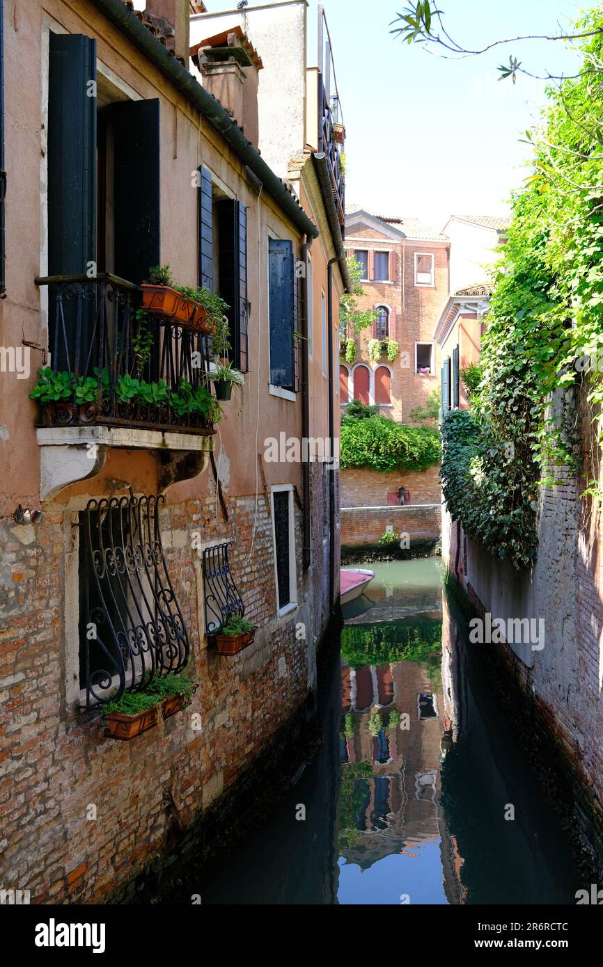 Venezia Italia - stretto piccolo canale tra le case Foto Stock