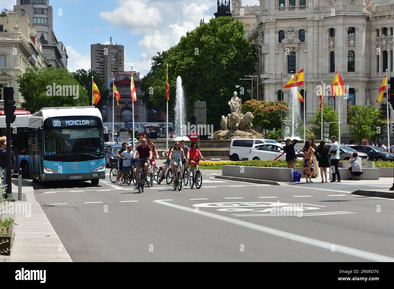 A piedi per Madrid. Gruppi di persone in bicicletta per le strade di Madrid. Giugno 10, 2023 Foto Stock