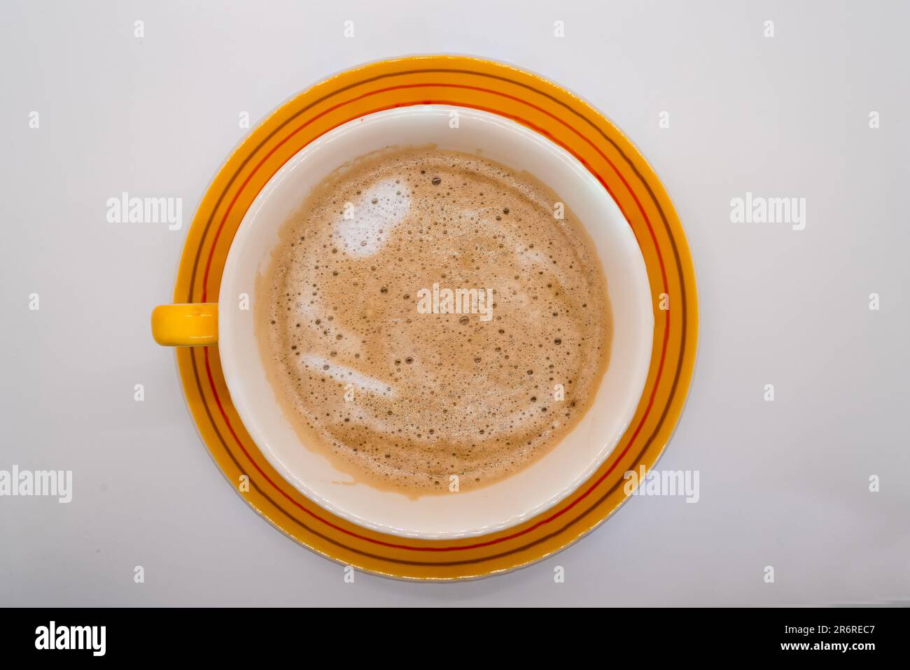 Tazza da caffè gialla e piattino dall'alto isolato su sfondo bianco. Con tracciato di ritaglio Foto Stock