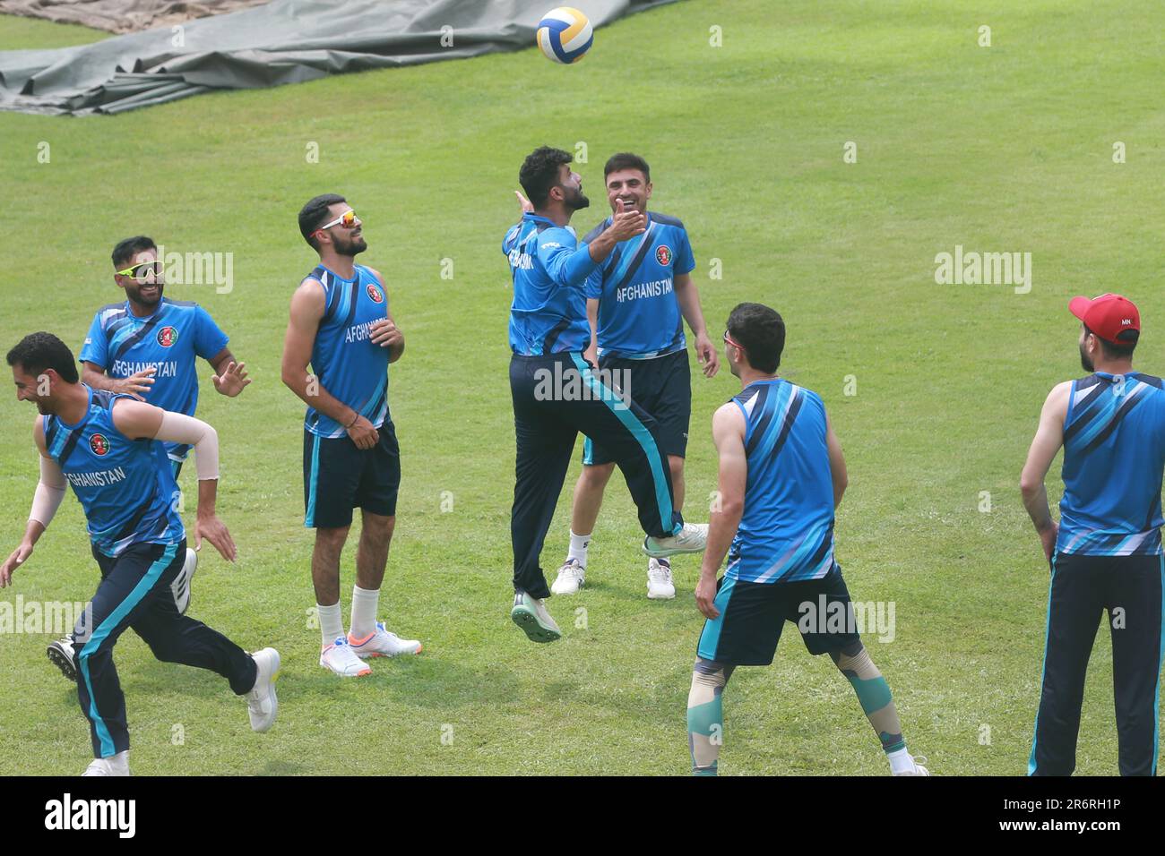 I giocatori della squadra di prova dell'Afghanistan partecipano alla sessione di pratica allo stadio nazionale di cricket di Sher-e-Bangla (SBNCS) prima del solo incontro di prova contro Bang Foto Stock