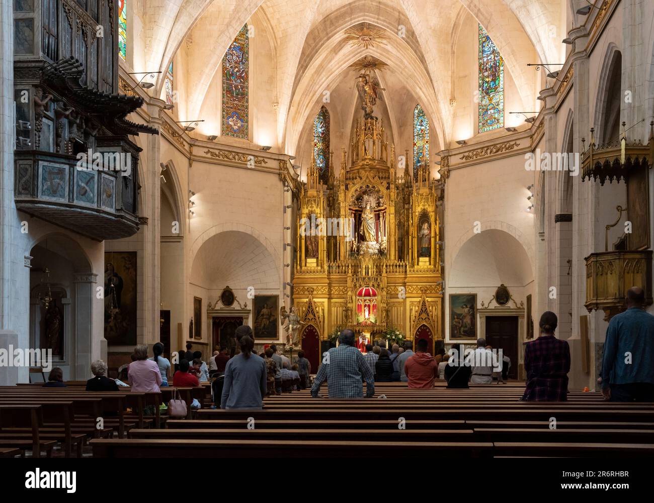 Felanitx, Spagna; maggio 28 2023: Interno della chiesa parrocchiale nella città maiorchina di Felanitx, con il parroco e i parrocchiani che celebrano Sund Foto Stock