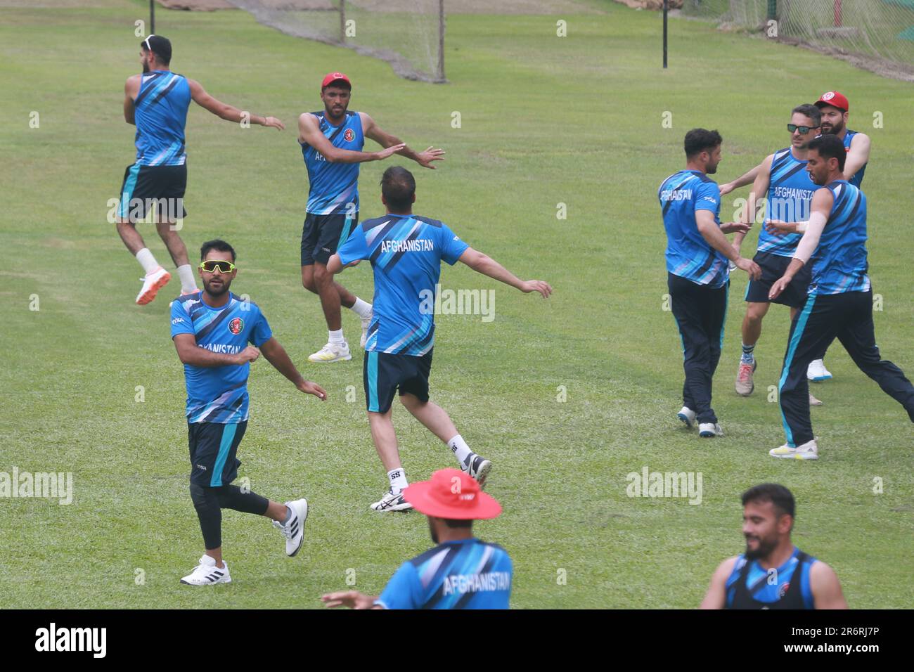 I giocatori della squadra di prova dell'Afghanistan partecipano alla sessione di pratica allo stadio nazionale di cricket di Sher-e-Bangla (SBNCS) prima del solo incontro di prova contro Bang Foto Stock