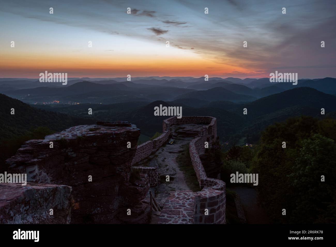 All'alba di Moody sulle rovine del castello di Wegelnburg, le rocce di arenaria e le foreste dei Monti Palatinati, Renania-Palatinato, Germania Foto Stock
