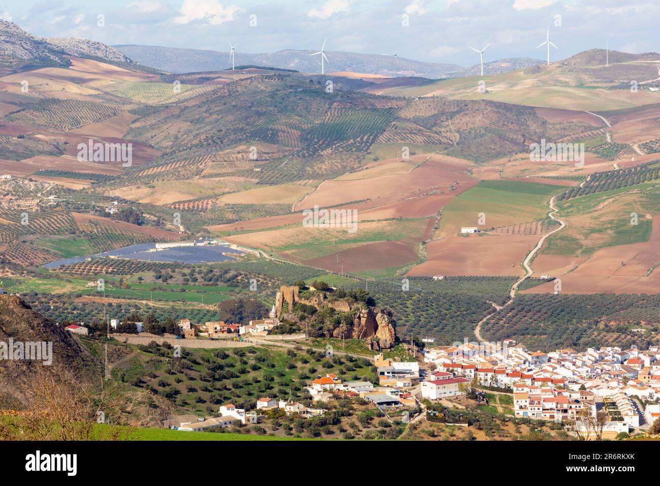 Ardales, Provincia di Malaga, Andalusia, Spagna meridionale. La roccia dietro il paese è stata fortificata forse fin dai Romani. Reb. Mozarabico Foto Stock