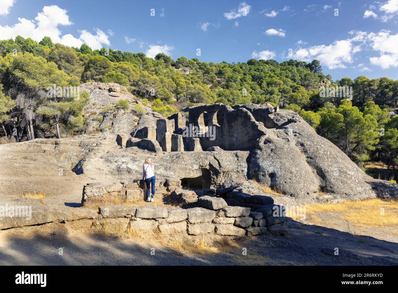 Rovine della chiesa scavata nella roccia di Mozarabe a Bobastro, costruita da Umar ibn Hafsun. Fu scavato dalla roccia intorno all'inizio del decimo centu Foto Stock