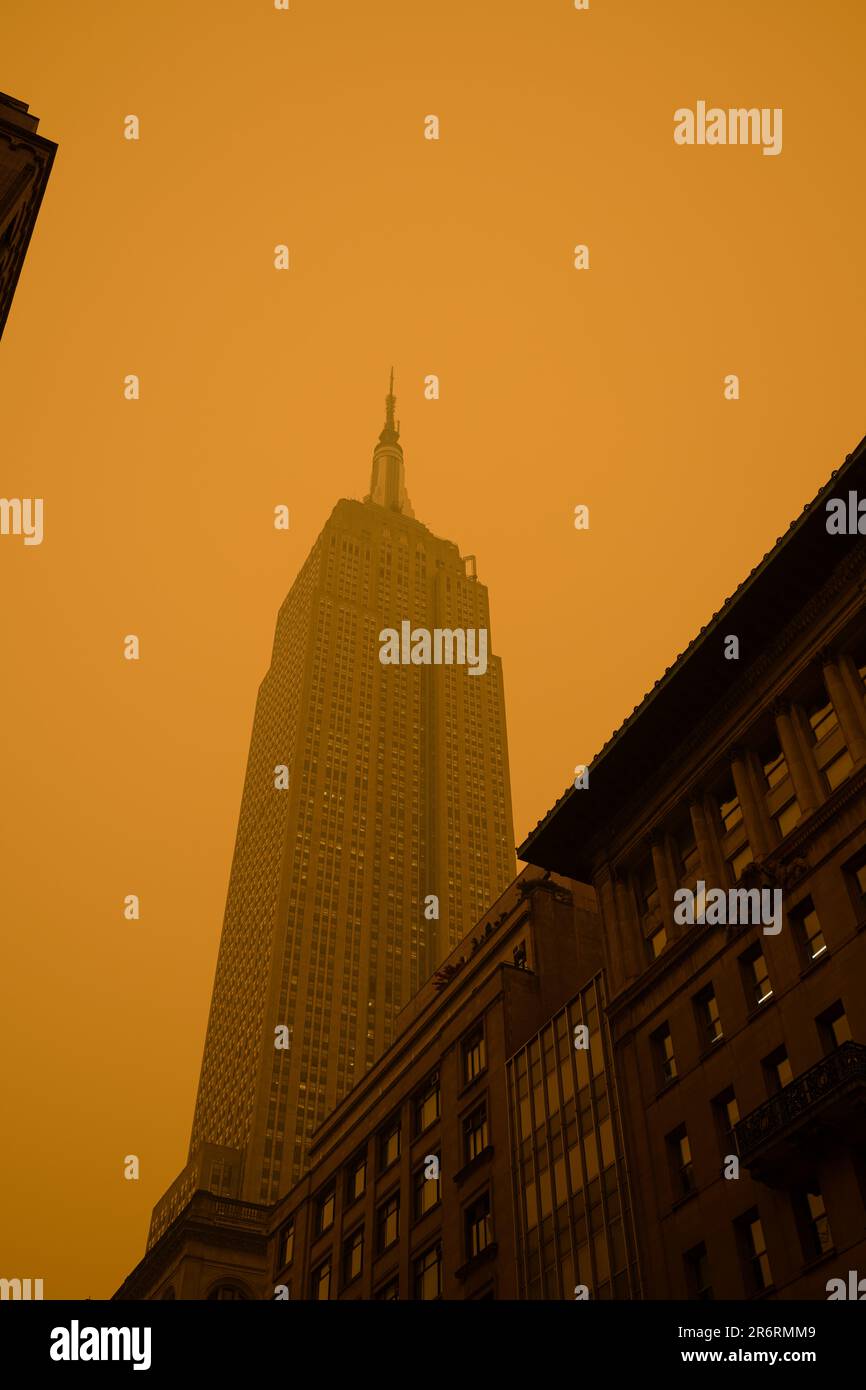 L'Empire state Building durante la pericolosa qualità dell'aria a New York City causata da incendi canadesi, 7 giugno 2023. Foto Stock