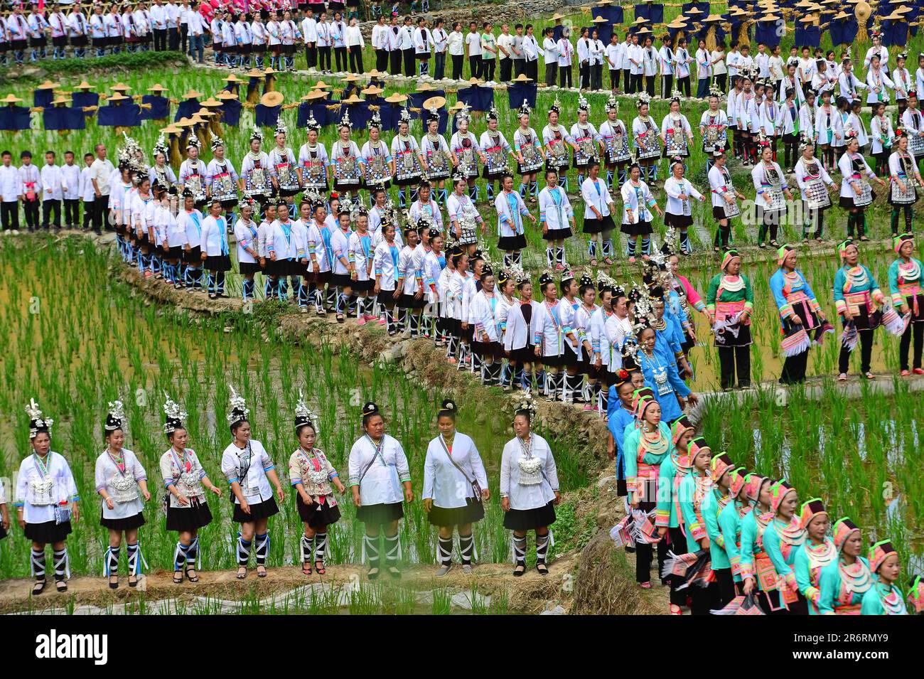Diecimila persone cantano la grande canzone del gruppo etnico Dong nella campagna del villaggio di Dong a Qiandongnan, provincia di Guizhou, Cina, giugno Foto Stock