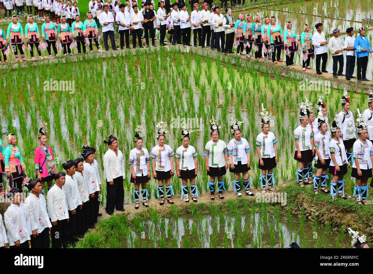 Diecimila persone cantano la grande canzone del gruppo etnico Dong nella campagna del villaggio di Dong a Qiandongnan, provincia di Guizhou, Cina, giugno Foto Stock