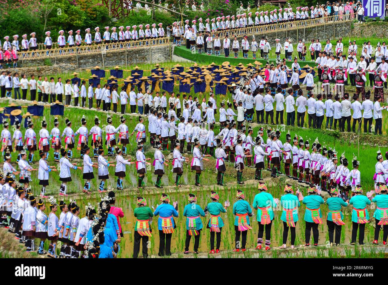 Diecimila persone cantano la grande canzone del gruppo etnico Dong nella campagna del villaggio di Dong a Qiandongnan, provincia di Guizhou, Cina, giugno Foto Stock