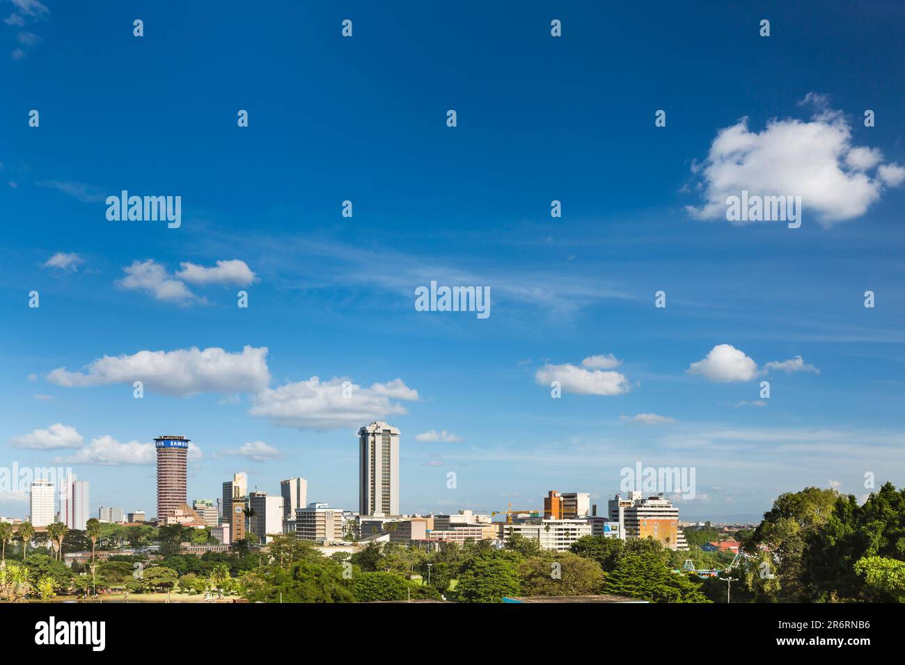 NAIROBI - 24 DICEMBRE: Vista dello skyline di Nairobi, Kenya con cielo blu profondo il 24 dicembre 2015 Foto Stock