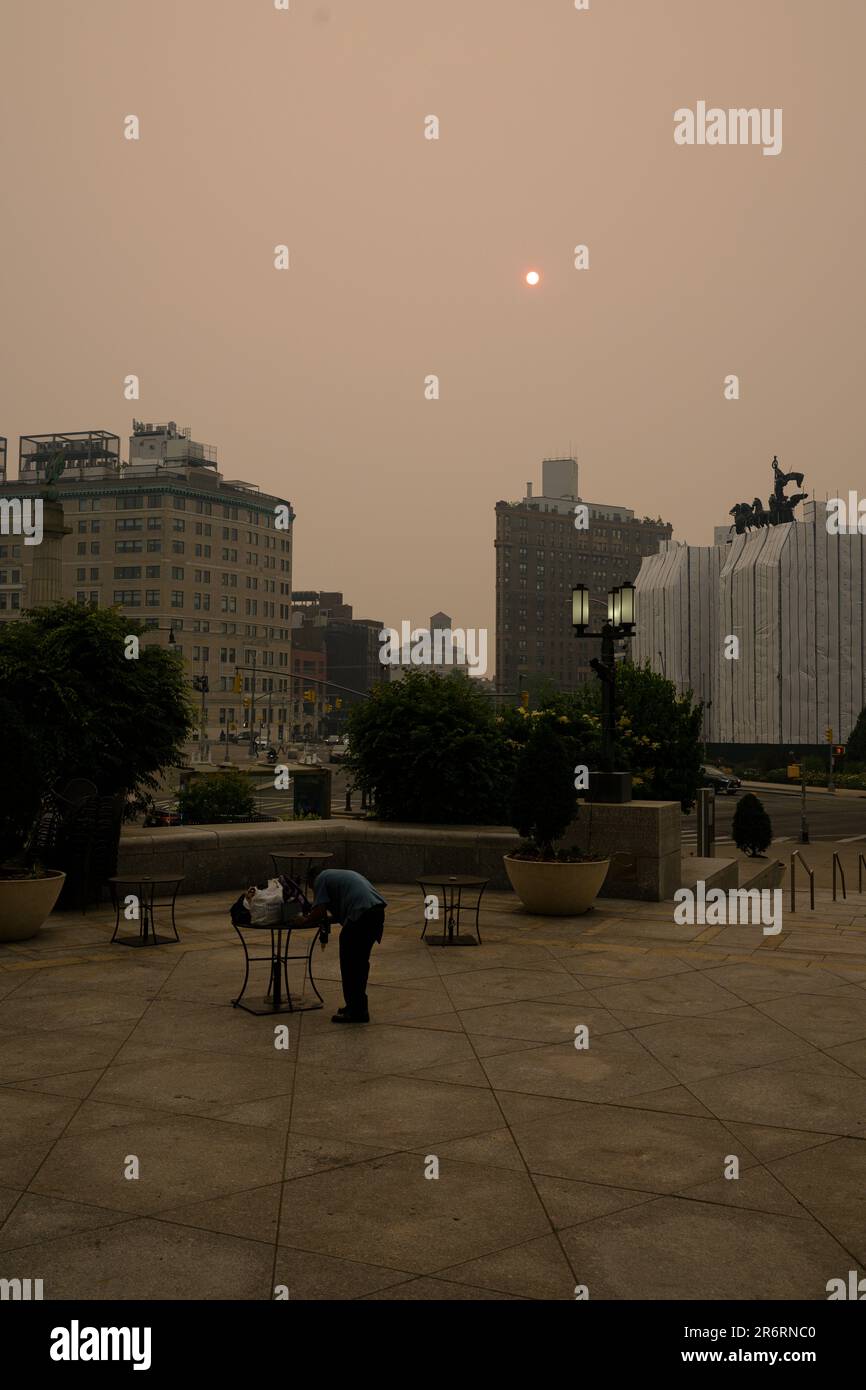 Qualità dell'aria pericolosa a Brooklyn causata dall'inquinamento atmosferico canadese. Immagini scattate sui passi della Brooklyn Public Library, 7 giugno 2023. Foto Stock