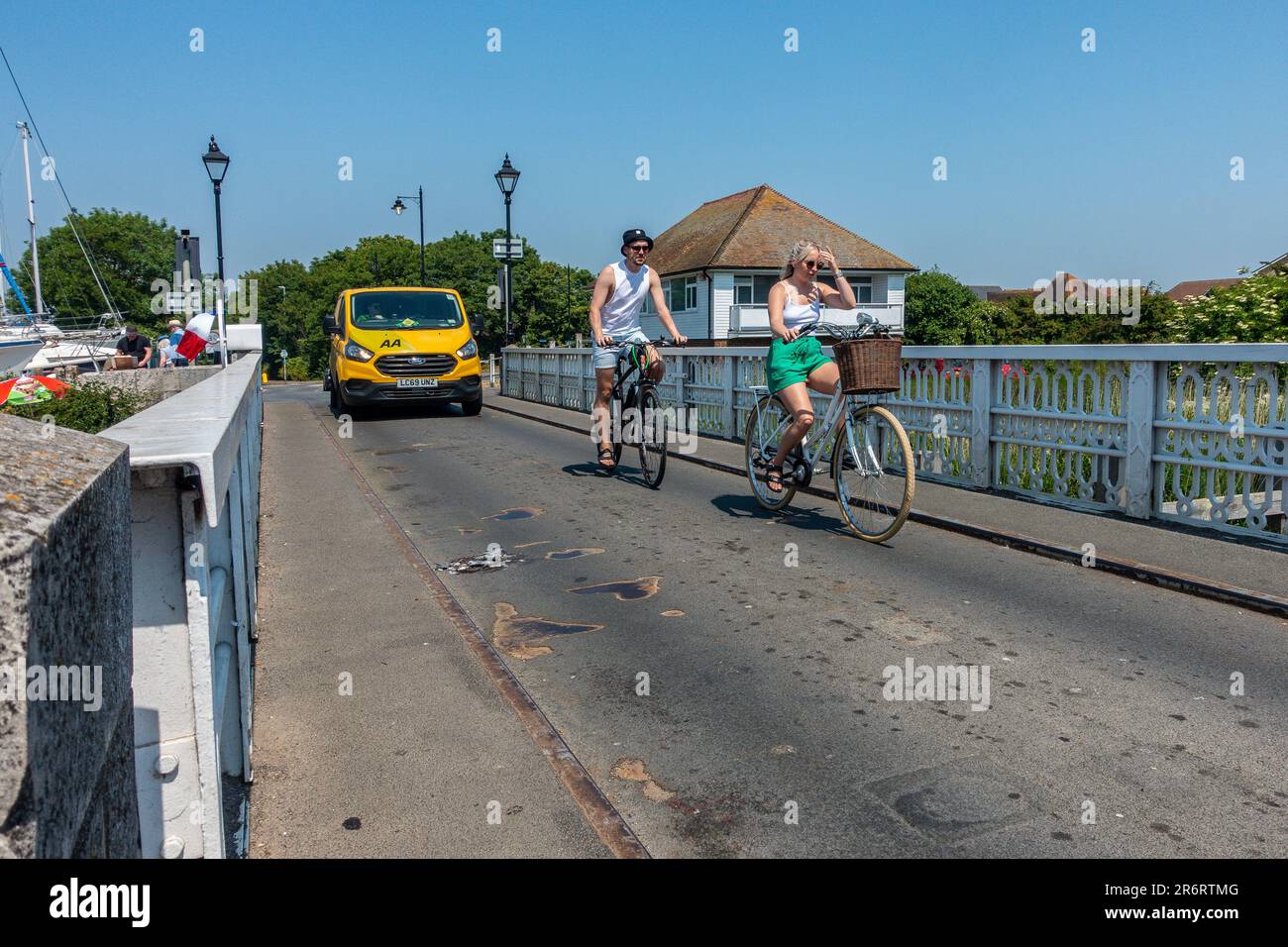 Ciclisti, attraversamento, ponte a pedaggio, Sandwich, Kent, Inghilterra Foto Stock