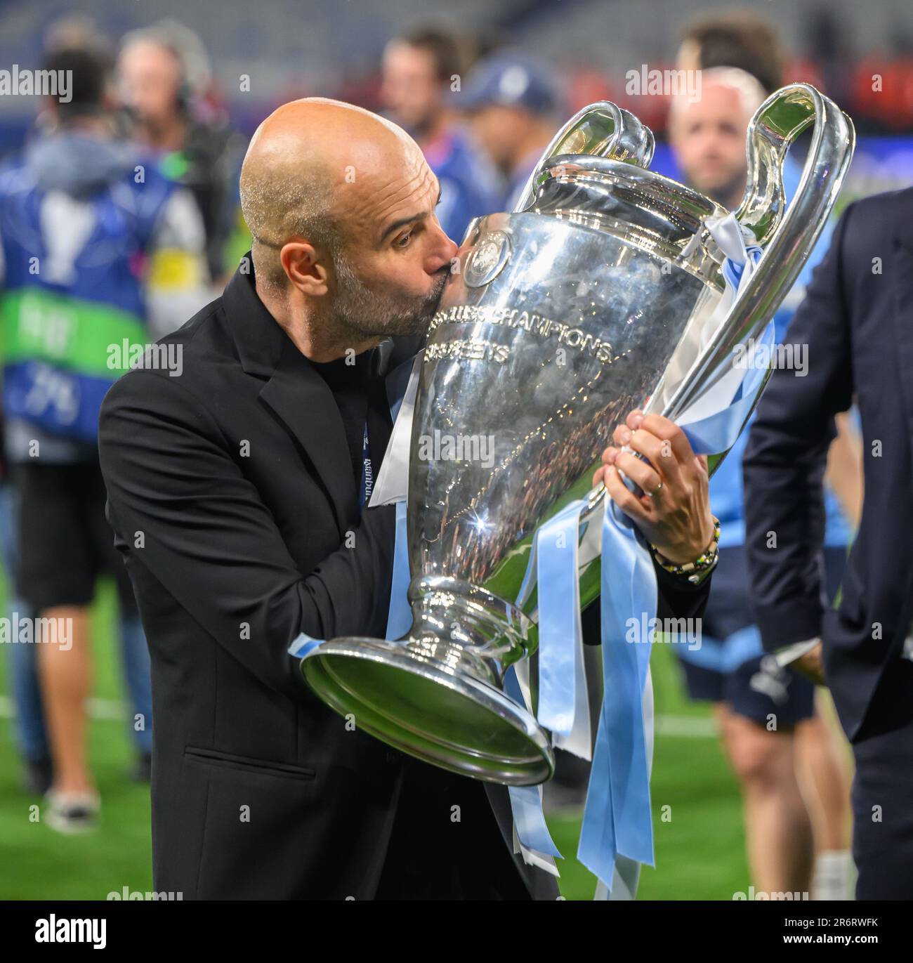 Istanbul, Turchia. 10th giugno, 2023. 10 giu 2023 - Manchester City / Inter Milan - UEFA Champions League - finale - Stadio Olimpico Ataturk. PEP Guardiola bacia il trofeo Champions League. Picture Credit: Mark Pain / Alamy Live News Foto Stock