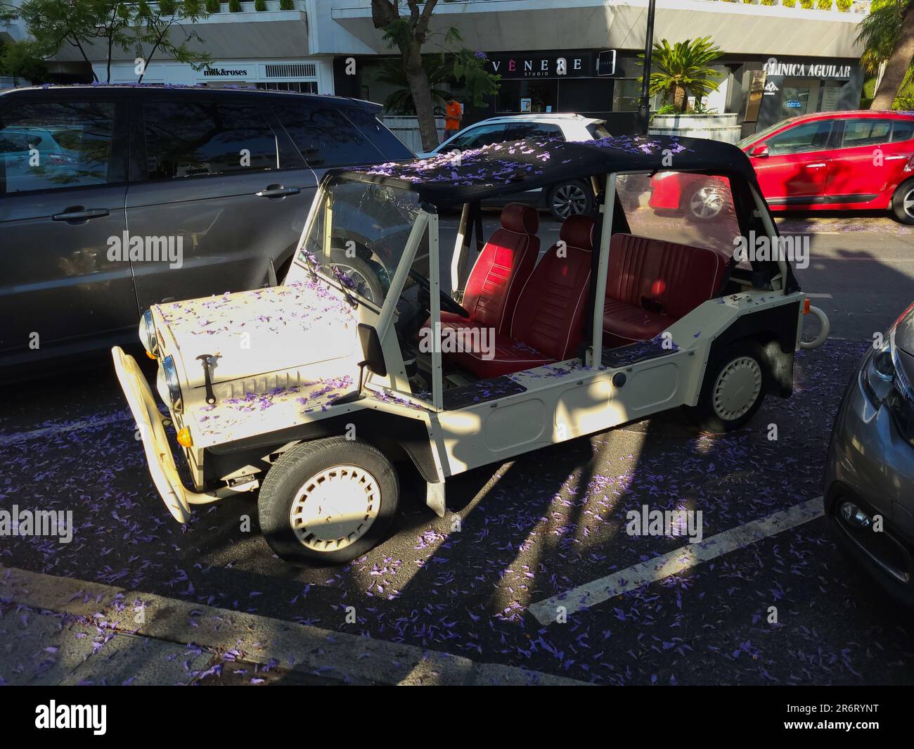 Mini moke parcheggiato a Marbella, Spagna. Foto Stock