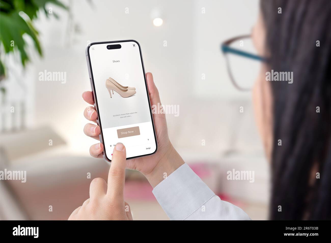 Ragazza che acquista in linea sul Web site del ecommerce. Cerchi scarpe per una serata fuori. Interfaccia app moderna Foto Stock