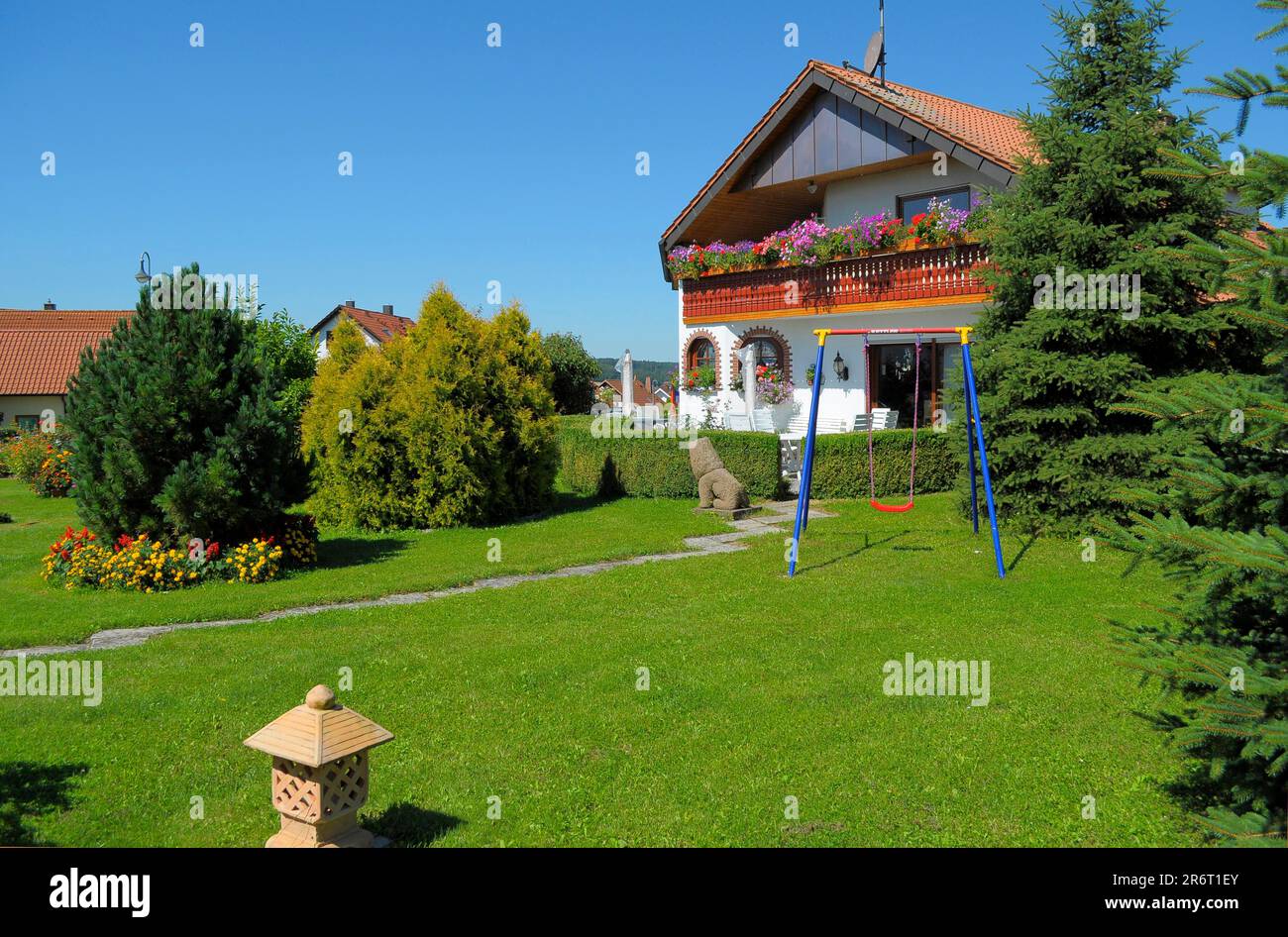 Giardino in casa residenziale estiva in giardino, balcone con fiori, giardino ornamentale Foto Stock
