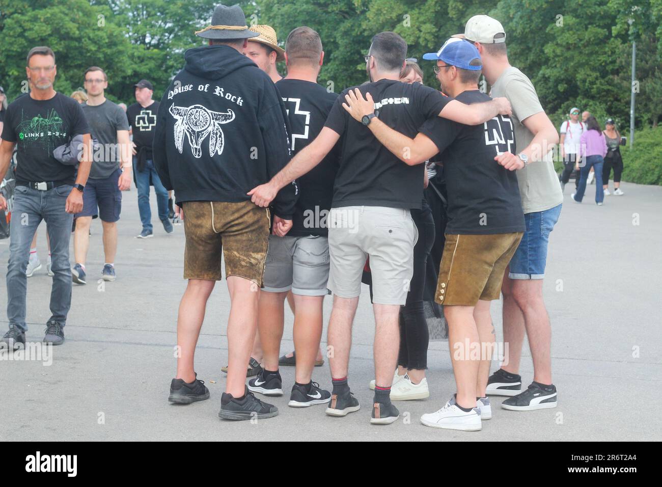 Rammstein visitatori concerto, Germania, tifosi, gruppo di uomini, abbraccio. Tour di Monaco, Olympiapark 06,2023 Foto Stock