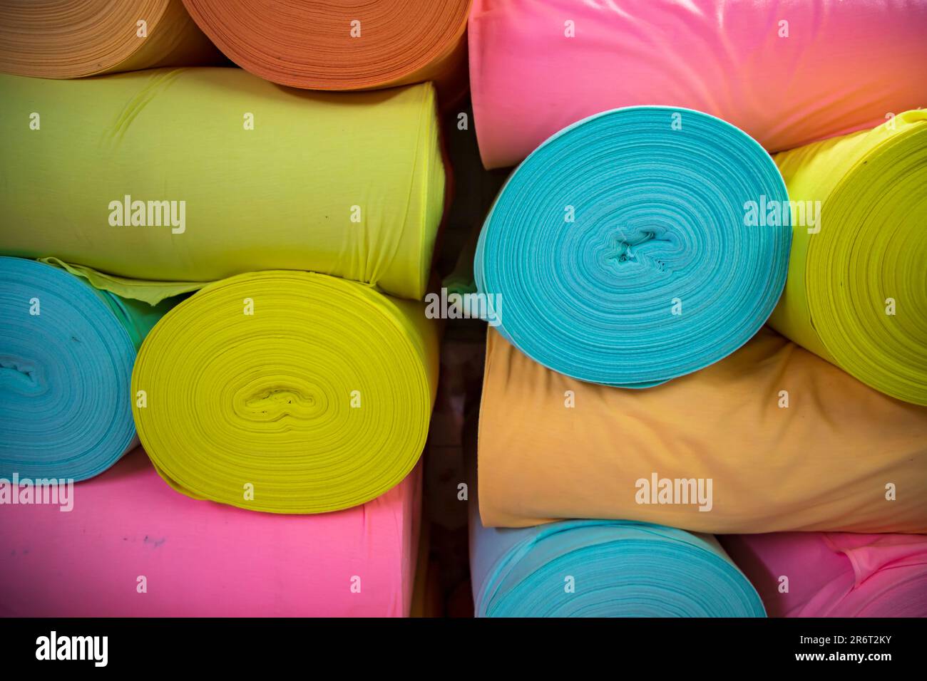 Varietà artistica di tonalità colori tessuti tessuti rotoli struttura sovrapposta Foto Stock