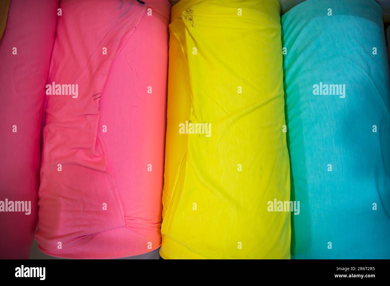 Varietà artistica di tonalità colori tessuti tessuti rotoli struttura sovrapposta Foto Stock