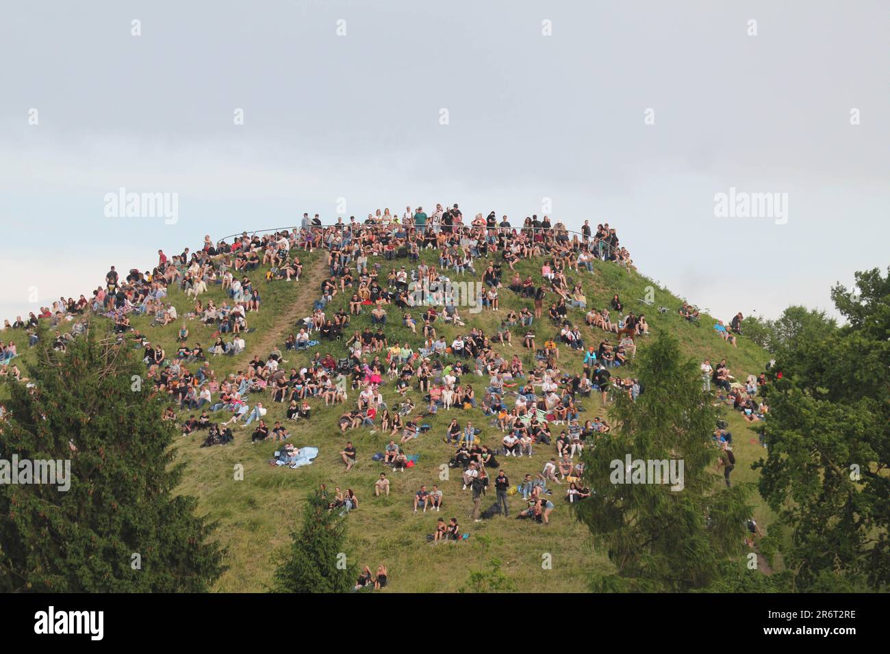 Rammstein visitatori concerto, Germania, Tour Monaco, Olympiapark 06,2023. Recintare gli ospiti di fronte allo stadion con l'evento. Foto Stock