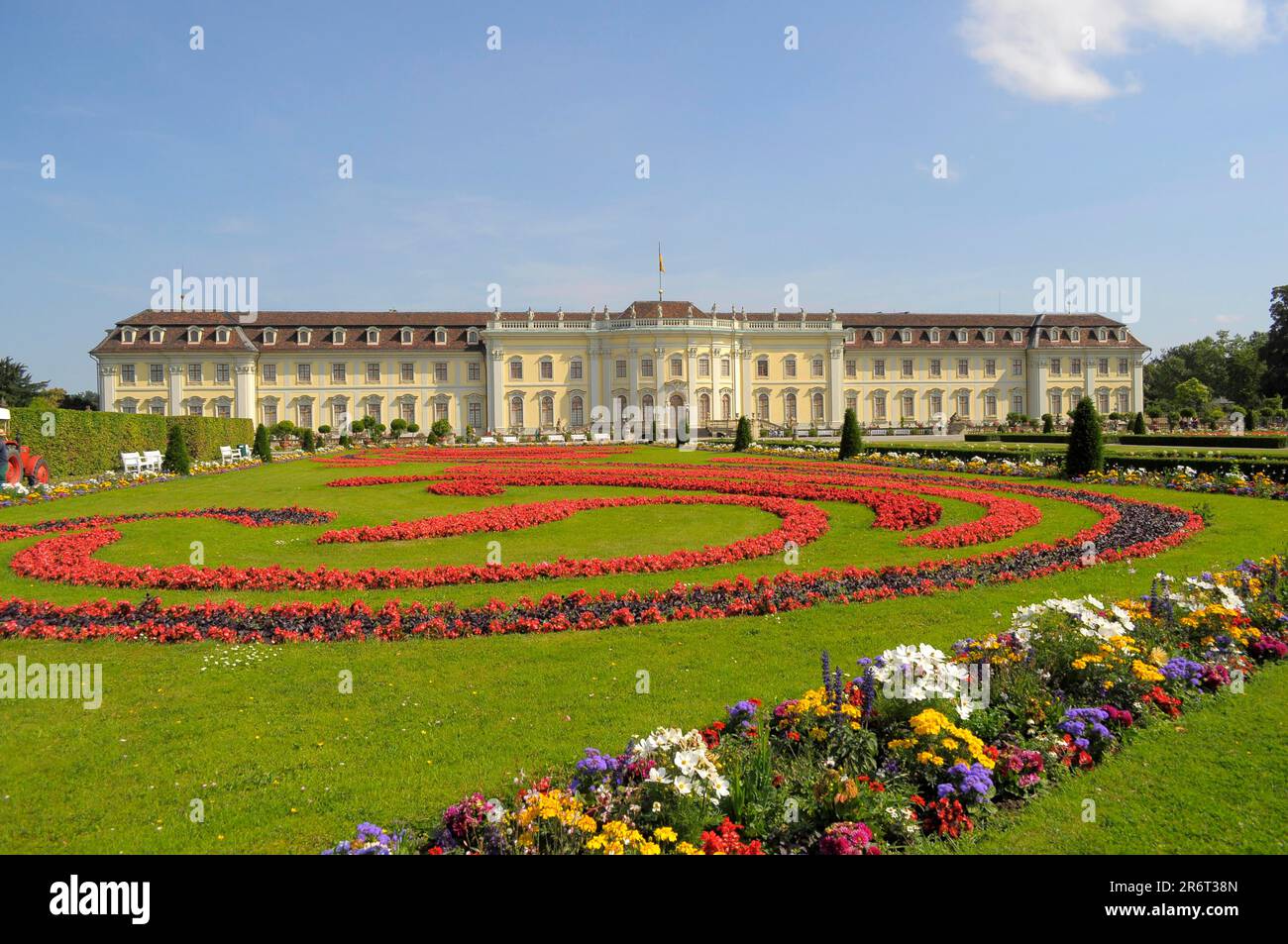 Ludwigsburg Residence Palace: Fioritura barocca, rose da letto, rose sul lago, aiuole, architettura paesaggistica Foto Stock