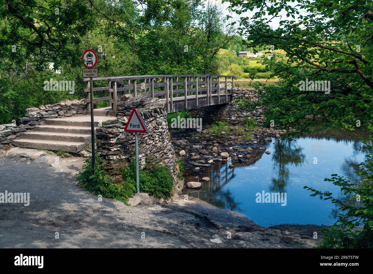 Ford e passerella sul fiume Brathay a Little Langdale, Cumbria Foto Stock