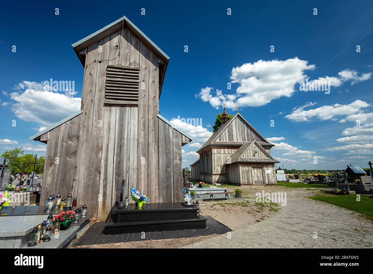 Przysiolek, Lubelskie, Polonia - 14 maggio 2023: Storico campanile e chiesa cattolica romana in legno dal 1746, vista frontale Foto Stock