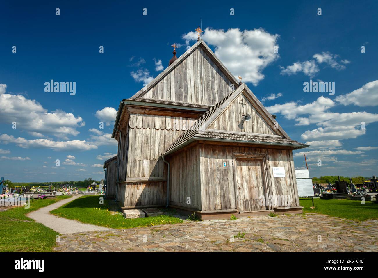 Przysiolek, Lubelskie, Polonia - 14 maggio 2023: Storica chiesa cattolica romana in legno dal 1746, vista frontale Foto Stock