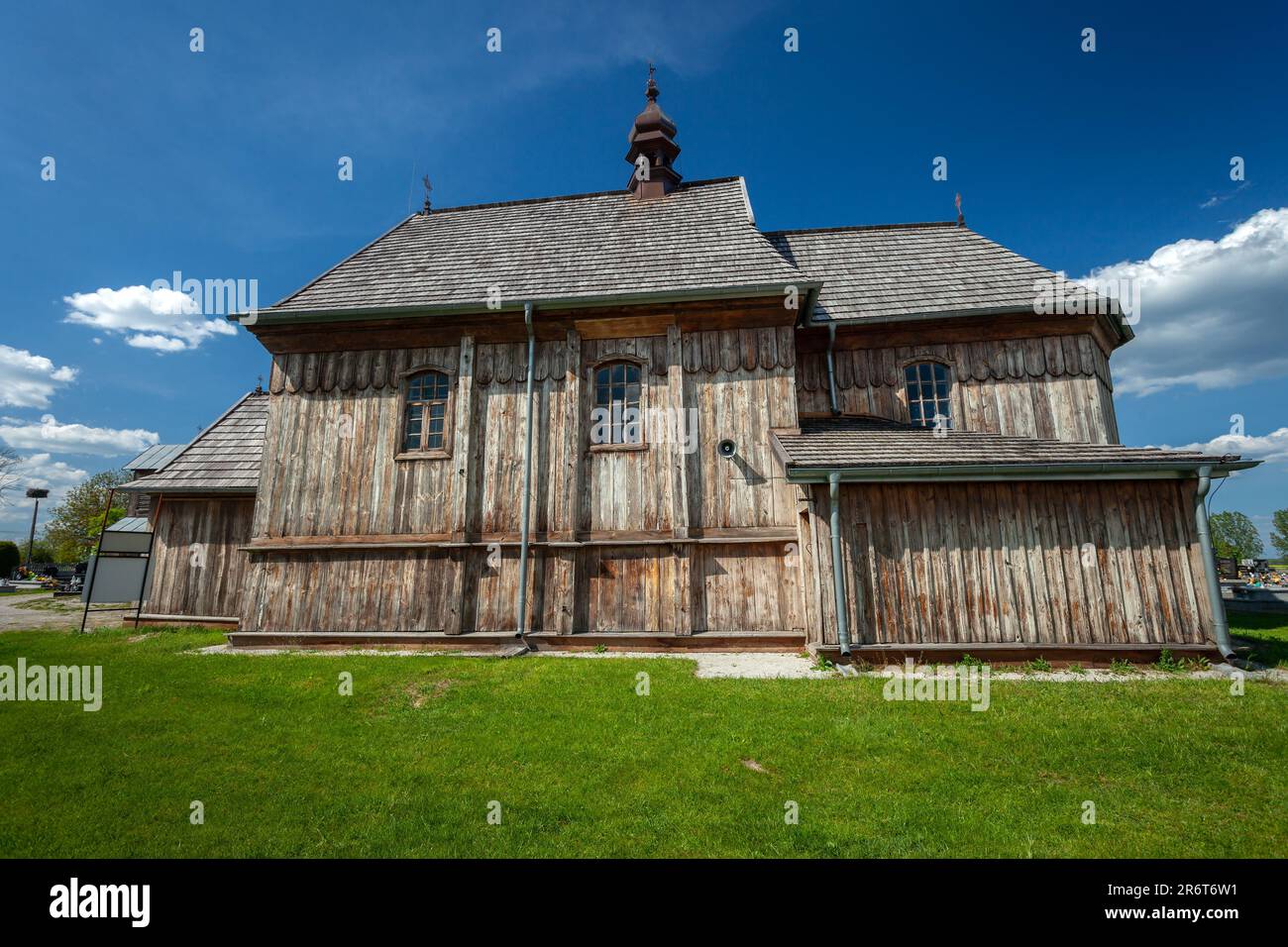 Przysiolek, Lubelskie, Polonia - 14 maggio 2023: Storica chiesa cattolica romana in legno dal 1746, vista laterale Foto Stock