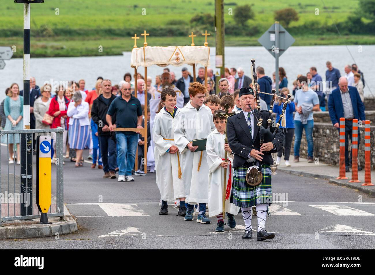 Timoleague, West Cork, Irlanda. 11th Giu, 2023. La processione annuale del Corpus Domini si è svolta oggi pomeriggio nel villaggio di Timoleague. Dopo aver percorso le strade del paese, la processione terminò alla Grotta con la scalinata della cappella. Credit: AG News/Alamy Live News. Foto Stock