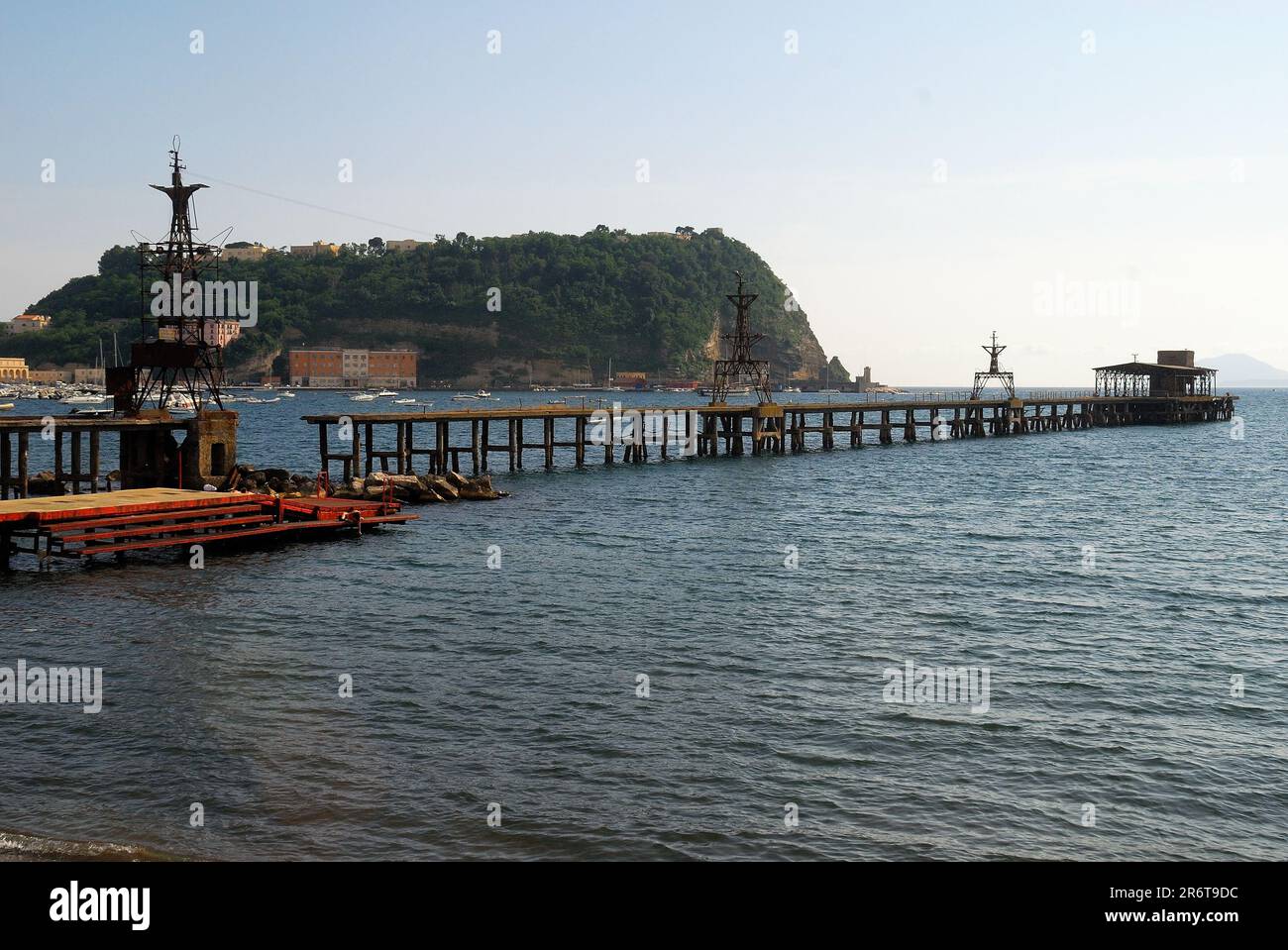Napoli, Italia. L'isola di Nisida. In primo piano, il ponte rovinato della acciaieria Italsider dopo la chiusura della fabbrica. Foto Stock