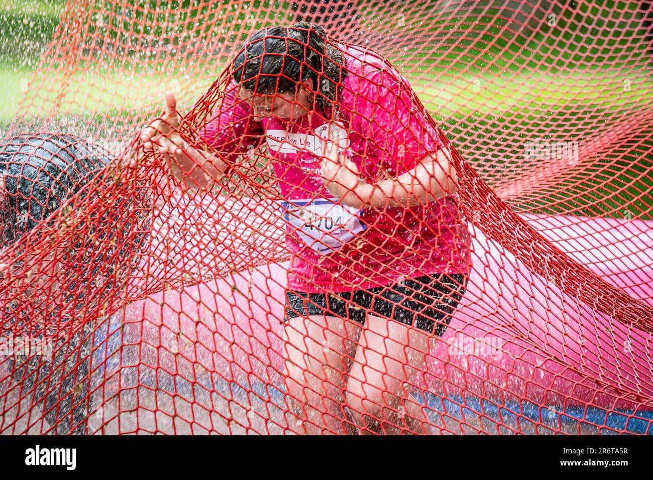 Edimburgo, Scozia. Domenica 11 giugno 2023. Partecipanti all'evento Race for Life Pretty Muddy sui Meadows nella capitale scozzese. Pretty Muddy è un 5k corso di ostacolo fangoso organizzato come un evento di raccolta fondi per la ricerca sul cancro UK. Foto Stock