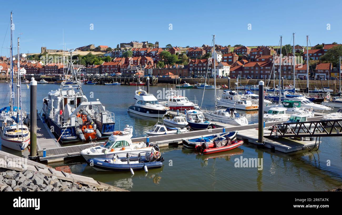 WHITBY, North Yorkshire/UK - 22 agosto : vista lungo la Esk verso Whitby North Yorkshire il 22 agosto 2010. Persone non identificate Foto Stock