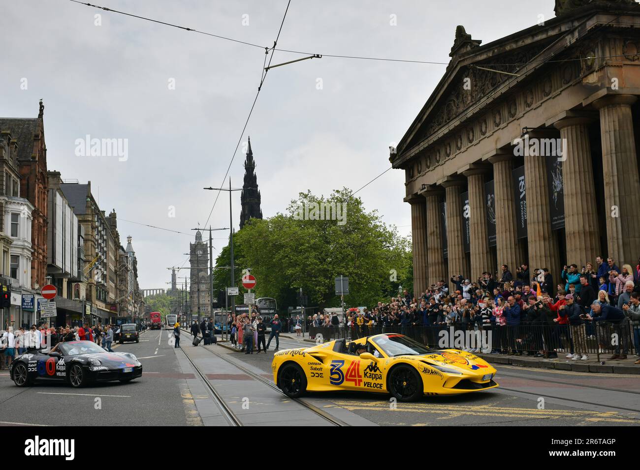 Edimburgo Scozia, Regno Unito 11 giugno 2023. Le auto ad alte prestazioni attraversano la città all'inizio del Gumball 3000 European Tour. credito sst/alamy notizie dal vivo Foto Stock