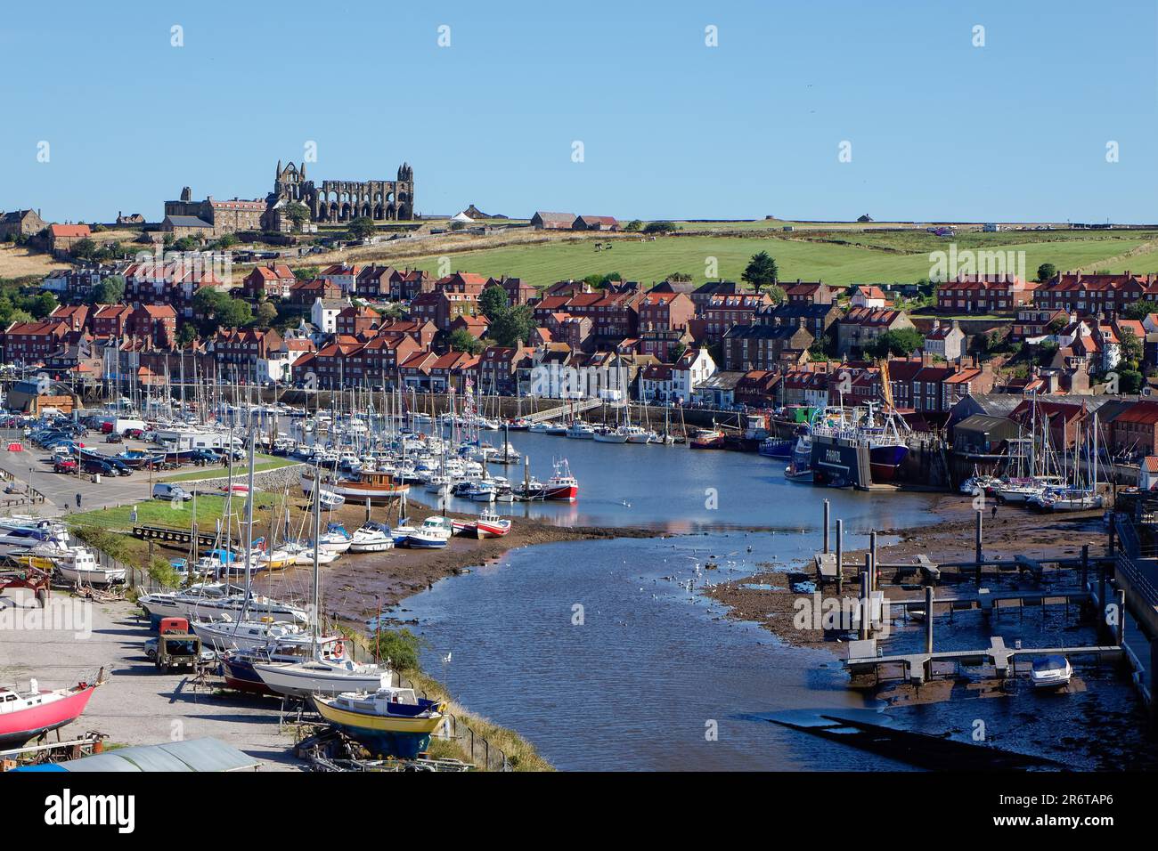 WHITBY, North Yorkshire/UK - 22 agosto : vista lungo la Esk verso Whitby North Yorkshire il 22 agosto 2010. Persone non identificate Foto Stock