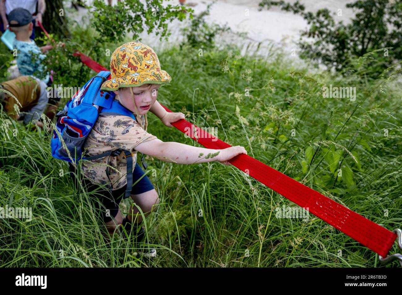 NEW-NAMES - visitatori del giorno aperto del Hedwige-Prosperpolder (l'ex Hedwigepolder). Nell'area depolrata, si dovrebbe infine creare il parco naturale Groot Saeftinghe, nel quale le maree di riflusso e flusso plasmano la natura. Un sacco di commozione ha preceduto la depoldering della zona. ANP ROBIN UTRECHT olanda fuori - belgio fuori Foto Stock