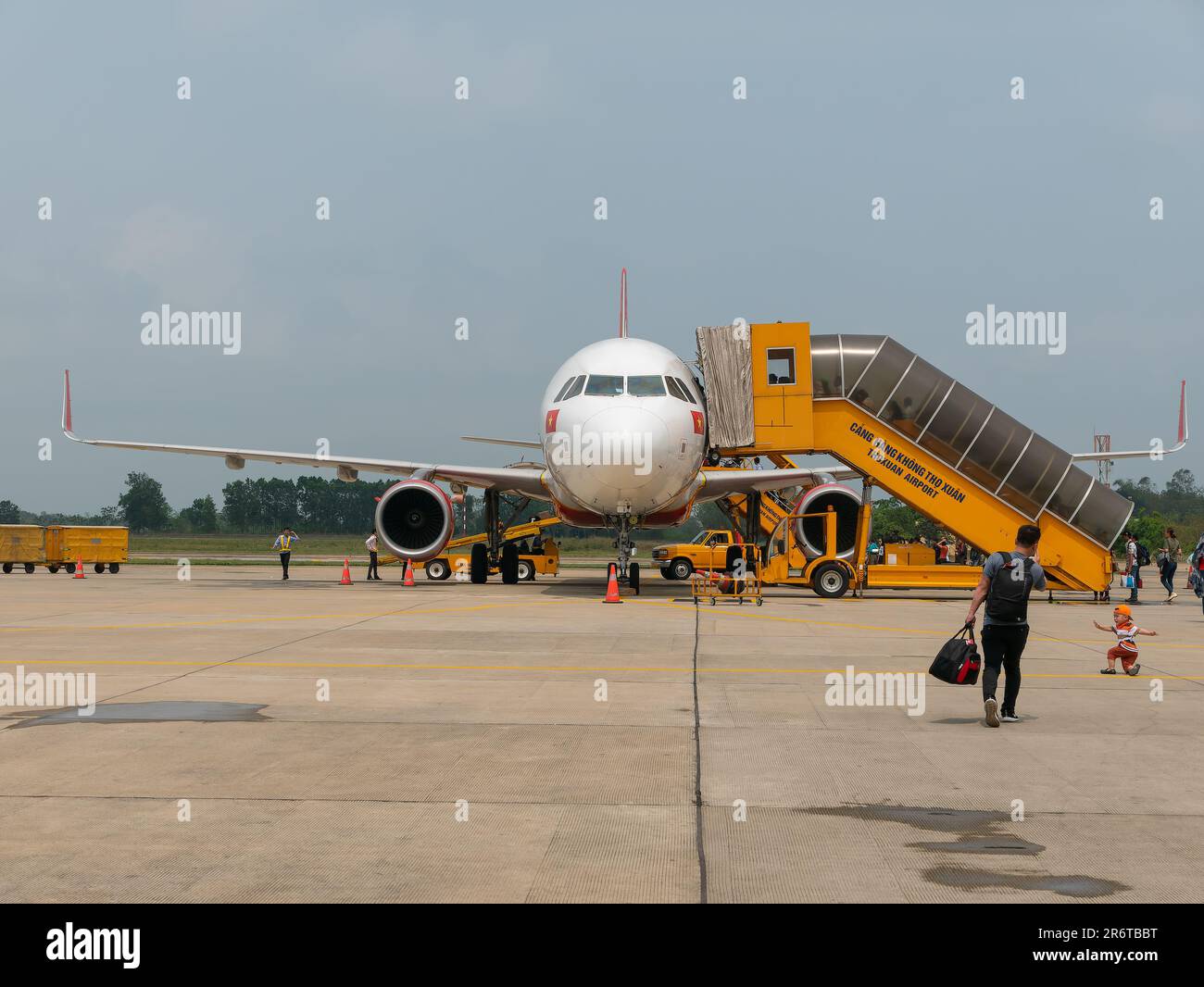 Thanh Hoa, Vietnam - Marzo 28th 2018: Passeggeri a bordo di un VietJet Airbus A320 NEO all'aeroporto di Tho Xuan a Thanh Hoa, Vietnam. VietJet è un bu principale Foto Stock