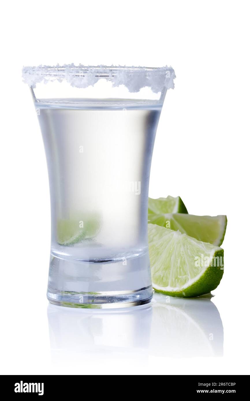 bicchiere pieno di alcool freddo chiaro Foto Stock