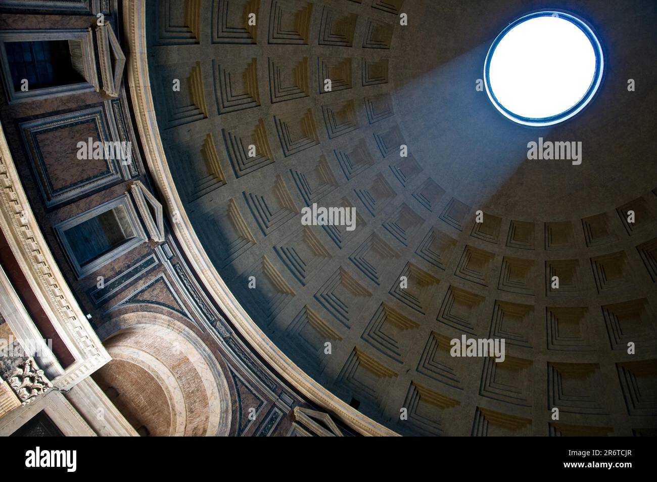 Sunbeam attraverso il tetto nel pantheon a roma Foto Stock