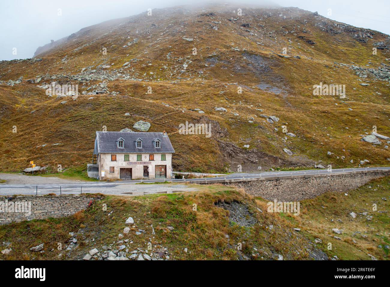 Paesaggio montano in Svizzera con una piccola casa di charme. Bellezza serena e panoramica. Foto Stock