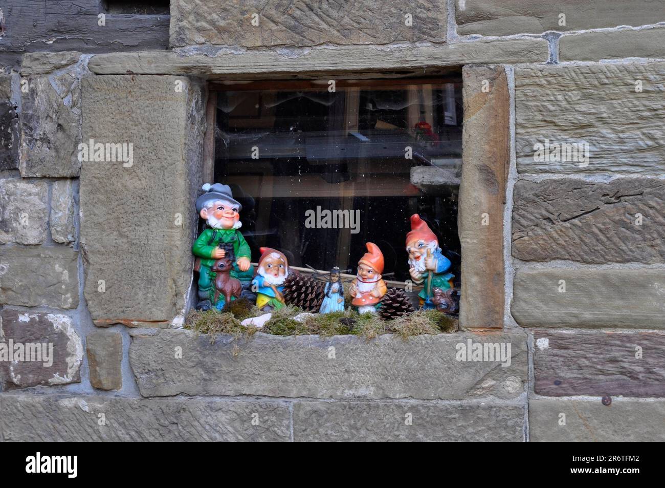 Gnomes giardino alla finestra Foto Stock