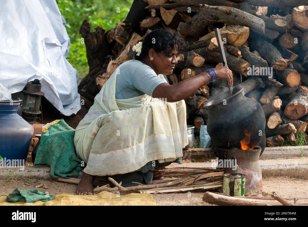 Una donna del villaggio che cucinava su un focolare di argilla a Sevelimedu vicino a Kanchipuram, Tamil Nadu, India Foto Stock